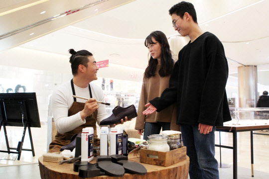 롯데월드몰이 다음 달 4일까지 수제화 브랜드 '맨솔(MANSOLE)'과 손잡고 개인 맞춤형 구두 제작 이벤트를 진행한다. 이번 이벤트에서는 '풋 프린트 시스템'을 활용해 자신의 발 크기를 무료로 측정할 수 있으며, 자신의 발에 맞는 구두도 제작할 수 있다. 25일 서울 잠실 롯데월드몰 지하 1층에서 고객들이 맞춤형 구두 제작을 의뢰하는 모습. <롯데자산개발 제공>